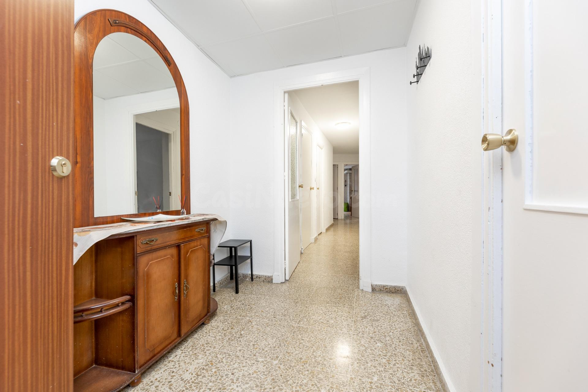 Venta de piso de 4 dormitorios y 2 baños en Granada (Zona Ce - foto 3