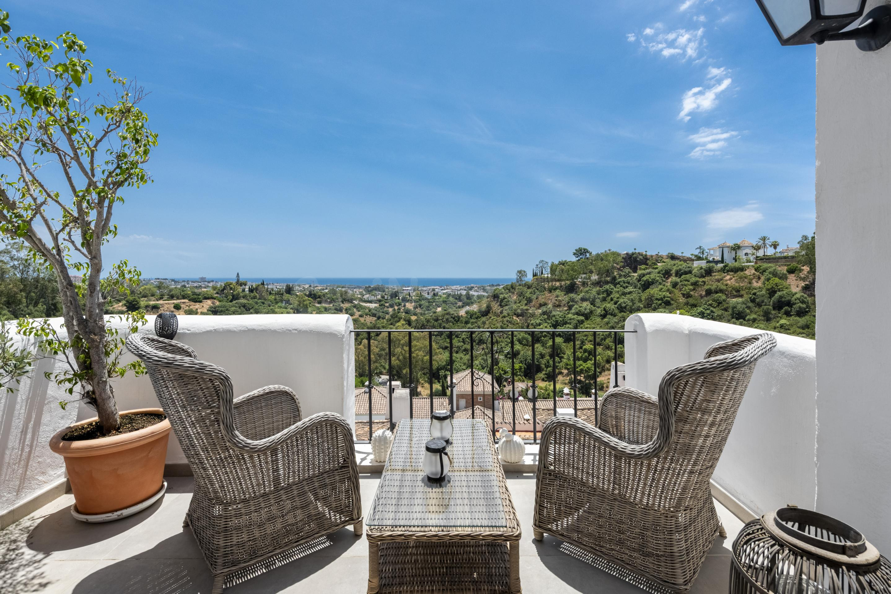 Fully Renovated 2 Bedroom Apt with Panoramic Seaviews