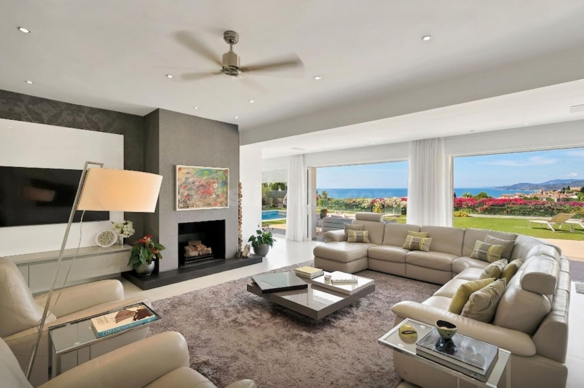 A Masterpiece of Contemporary Living with Breathtaking Panor - foto 2
