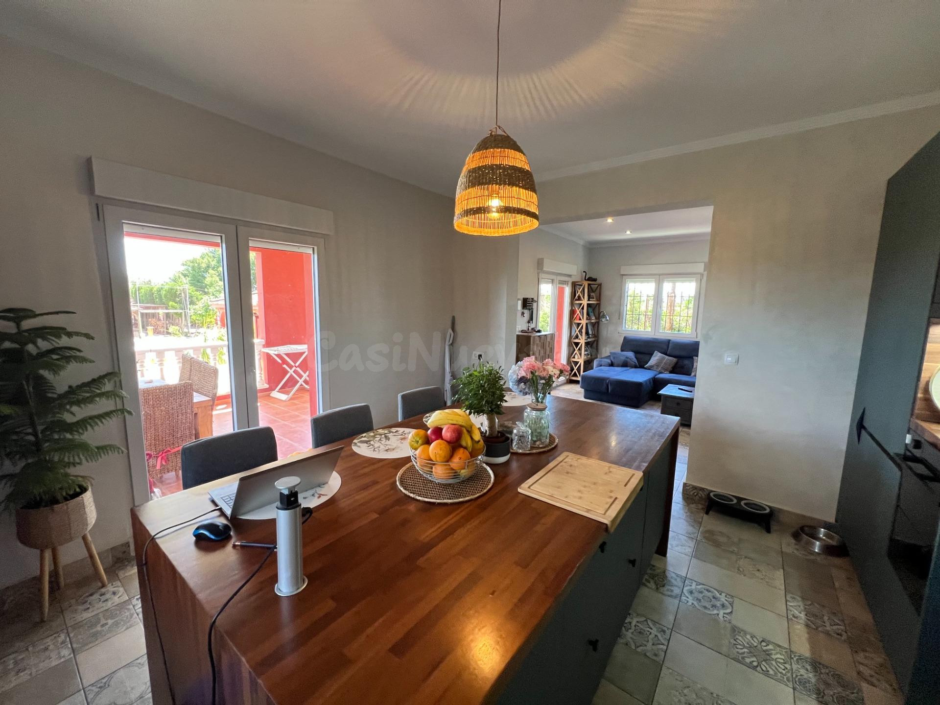 Magnífica villa de dos plantas con parcela privada, situada  - foto 2