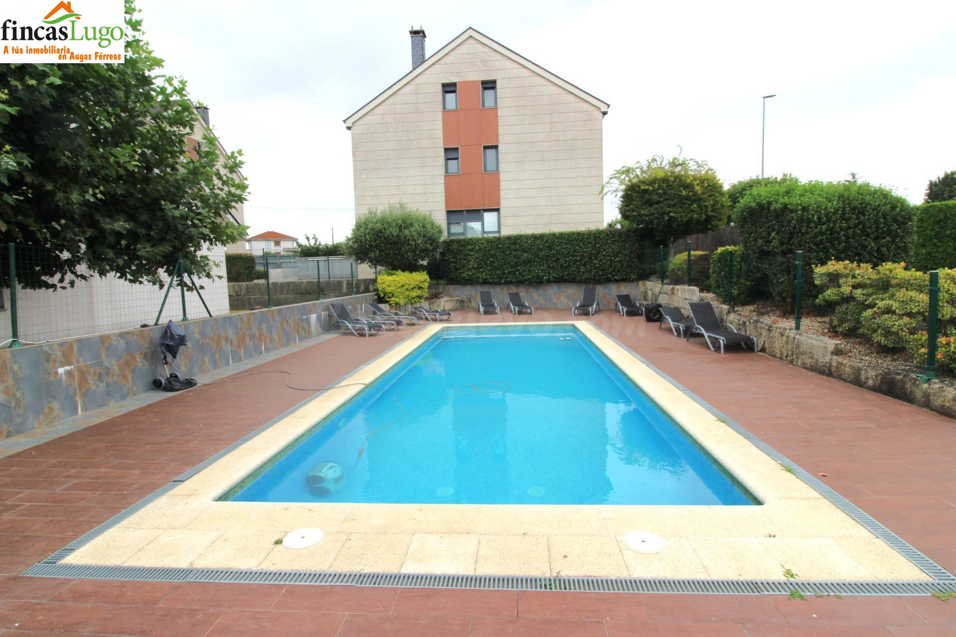 CHALET PAREADO CON JARDÍN PRIVADO Y PISCINA COMUNITARIA AL LADO DE LUGO