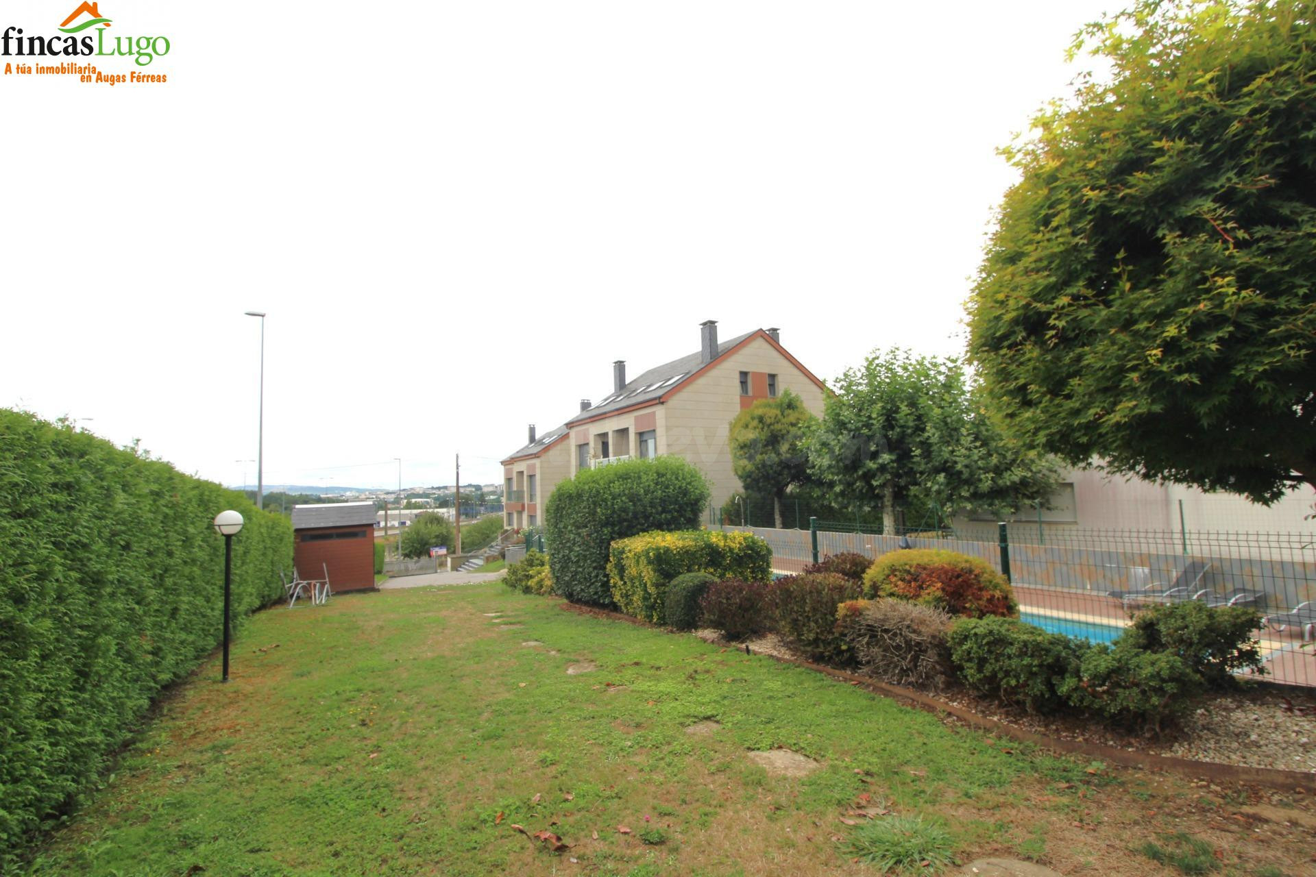 CHALET PAREADO CON JARDÍN PRIVADO Y PISCINA COMUNITARIA AL LADO DE LUGO - foto 2