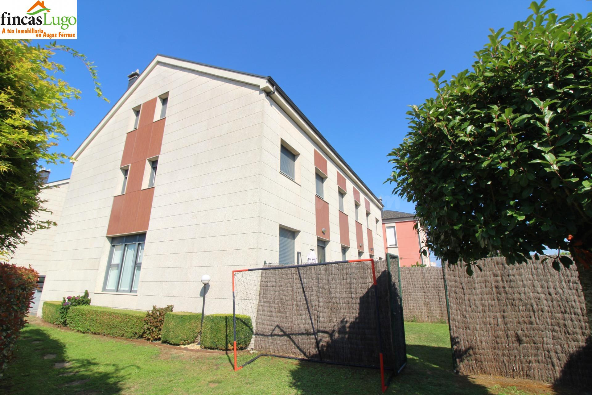 CHALET PAREADO CON JARDÍN PRIVADO Y PISCINA COMUNITARIA AL LADO DE LUGO - foto 4