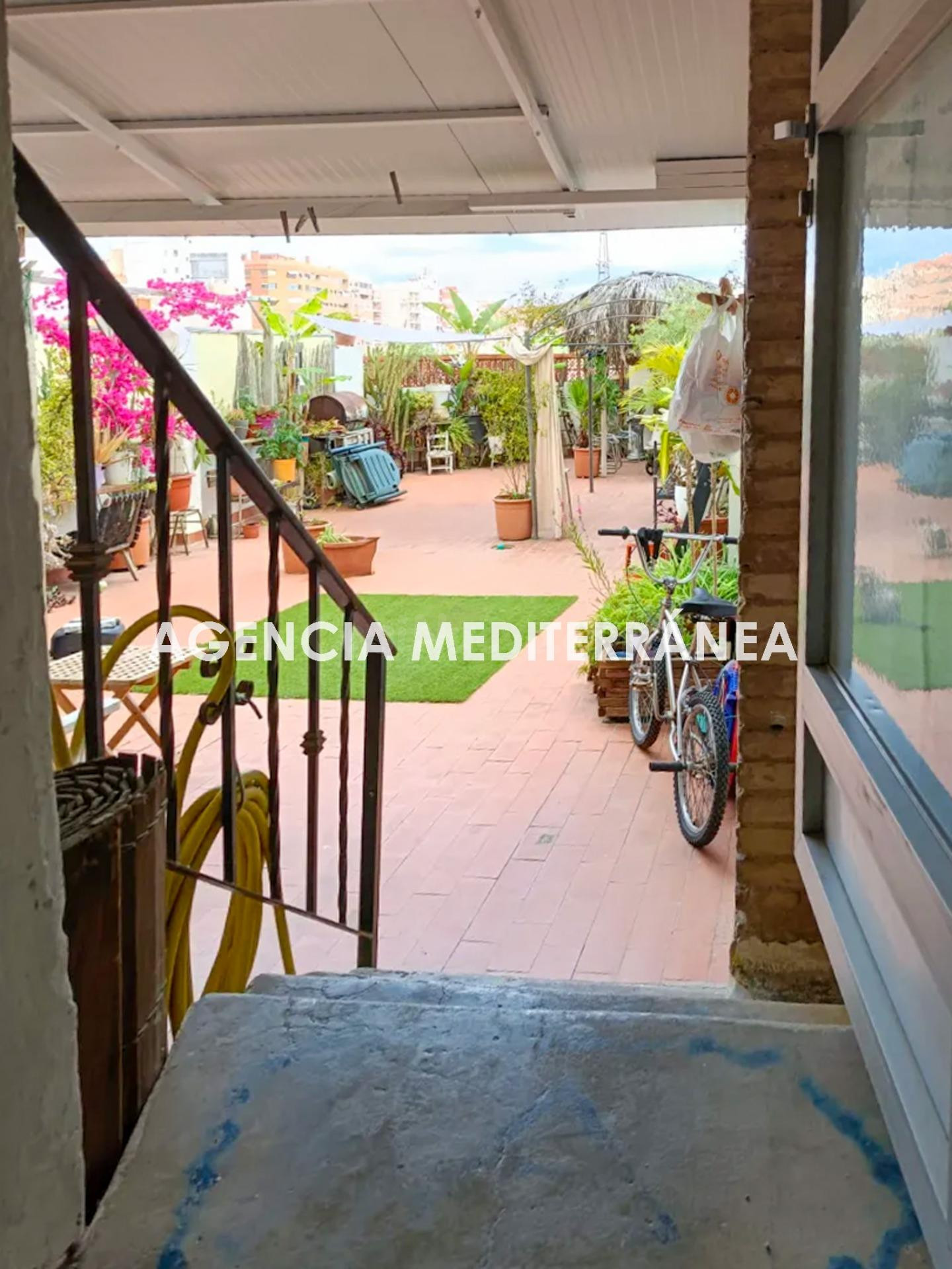 ¡Oportunidad única en Extramurs! Piso con carácter y gran te - foto 2