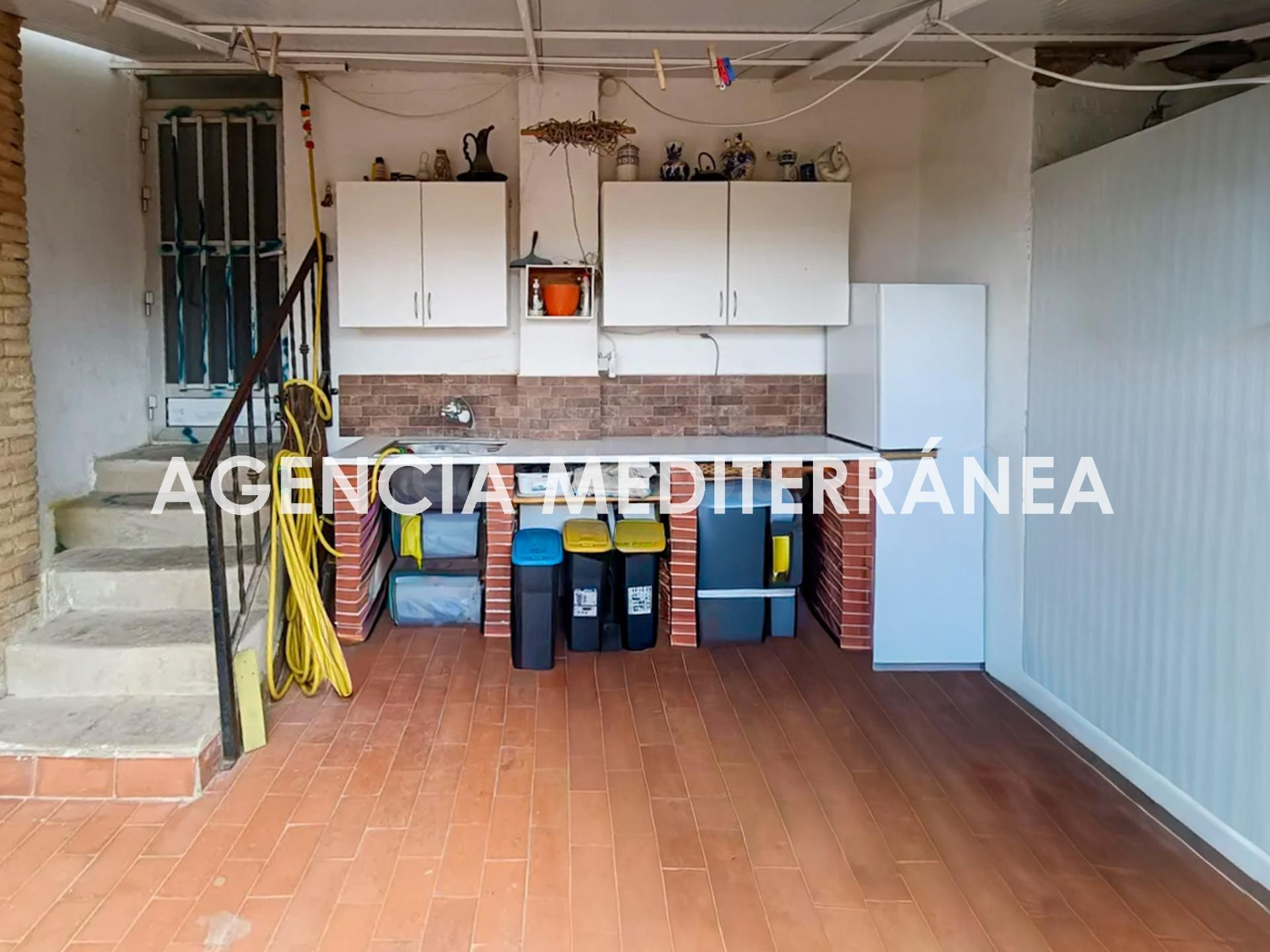 ¡Oportunidad única en Extramurs! Piso con carácter y gran te - foto 3