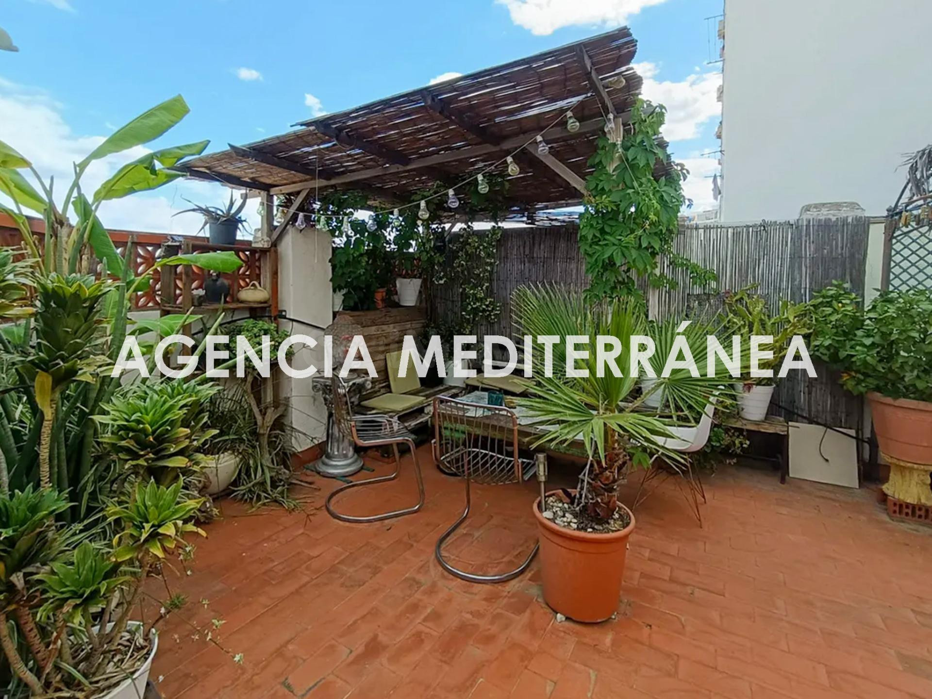¡Oportunidad única en Extramurs! Piso con carácter y gran te - foto 4
