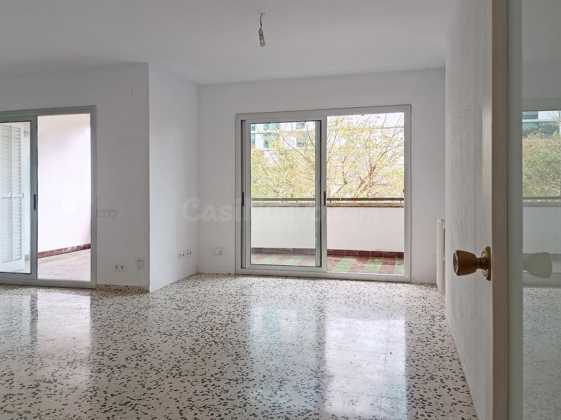 Espacio, amplio balcón y garaje en pleno centro de Tarragona - foto 2