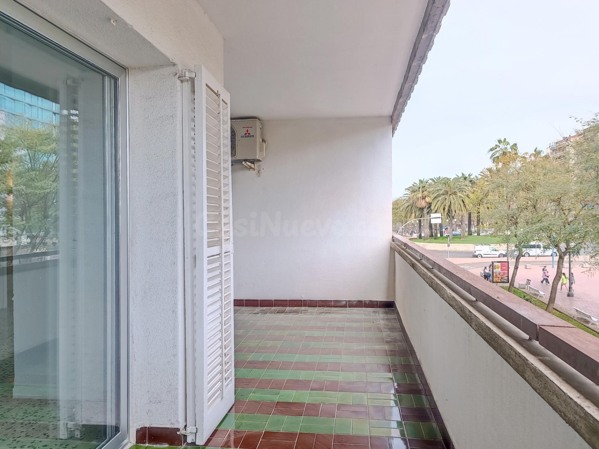 Espacio, amplio balcón y garaje en pleno centro de Tarragona - foto 5