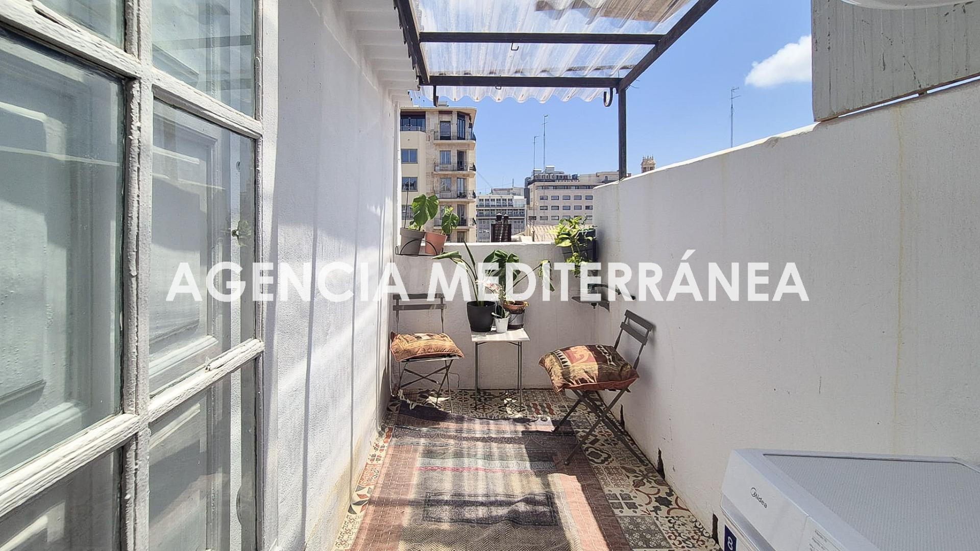 ÁTICO-ESTUDIO CON TERRAZA A ESCASOS METROS DE LA PLAZA DE AY