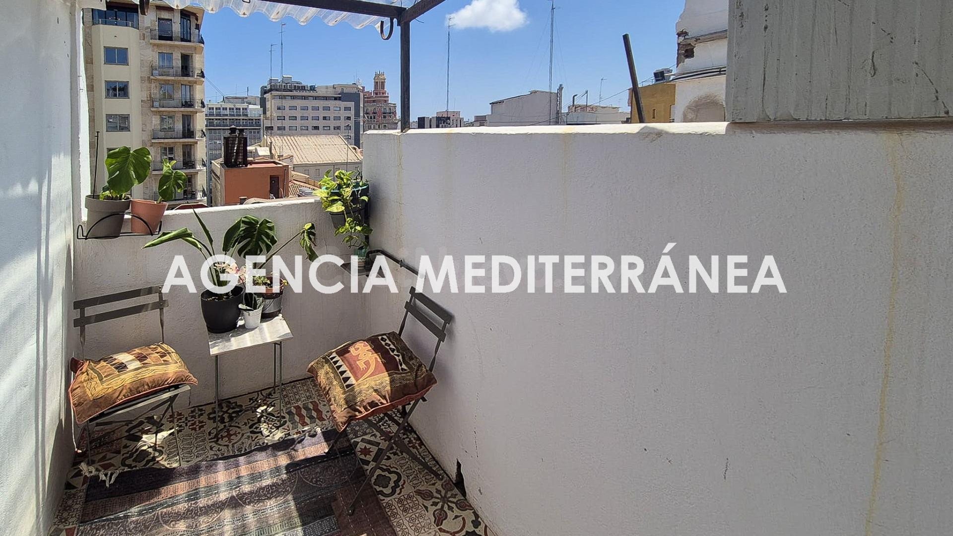 ÁTICO-ESTUDIO CON TERRAZA A ESCASOS METROS DE LA PLAZA DE AY - foto 2