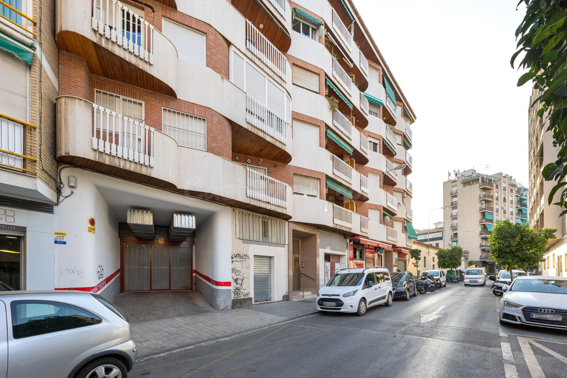 ¡Oportunidad Única en Granada! Piso Espectacular  en Plaza d - foto 2