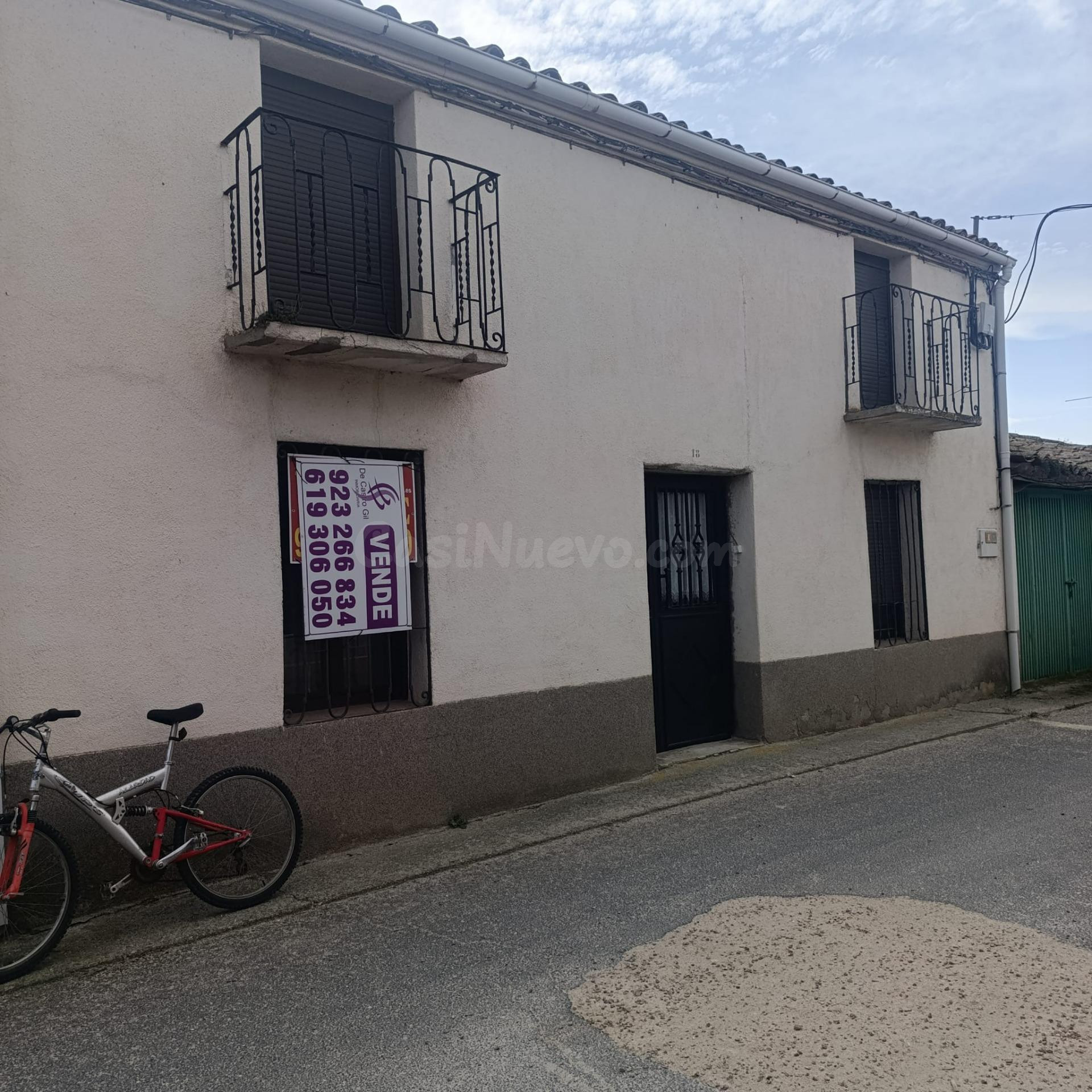 CASA MUY AMPLIA CON MUCHO TERRENO