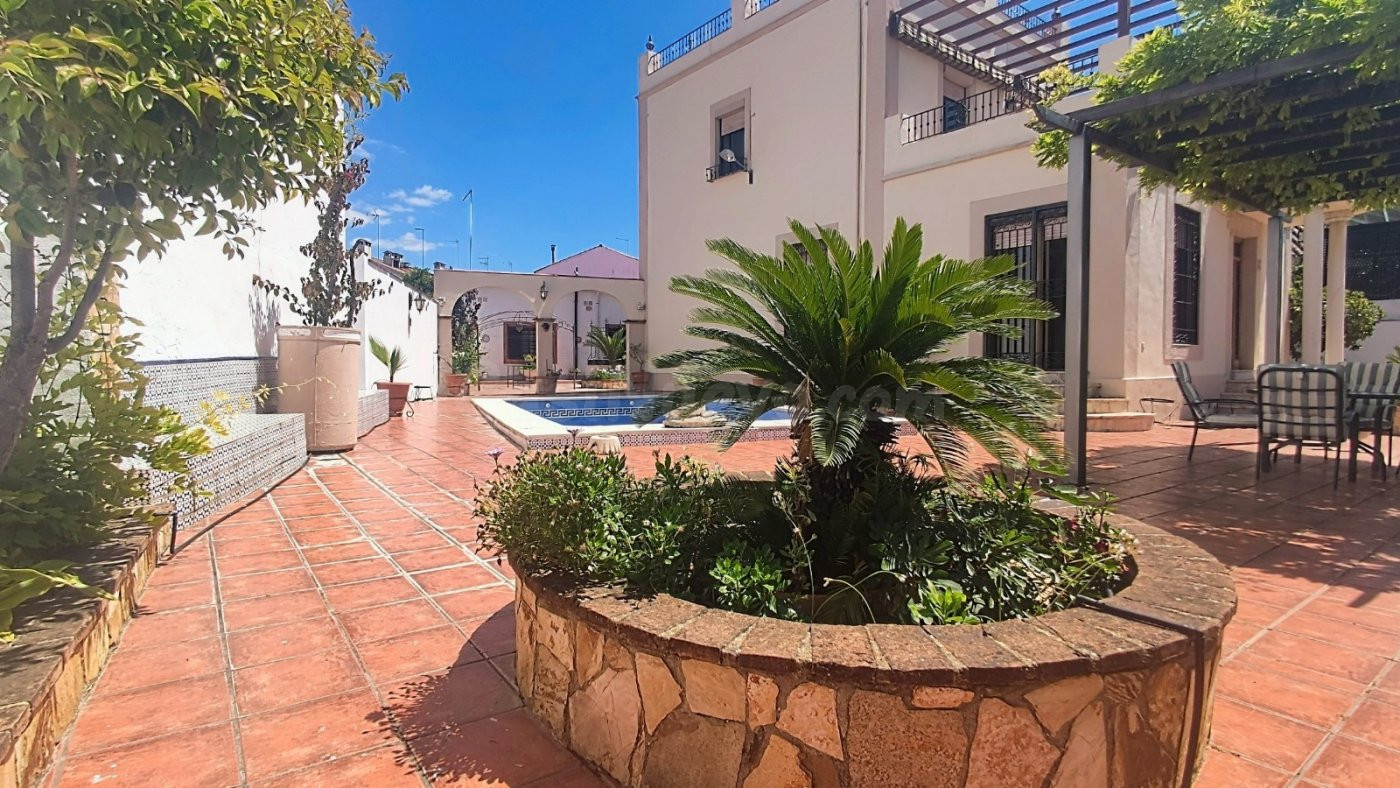 MAGNÍFICO CHALET UBICADO EN LA PRESTIGIOSA ZONA DE CALASANCI