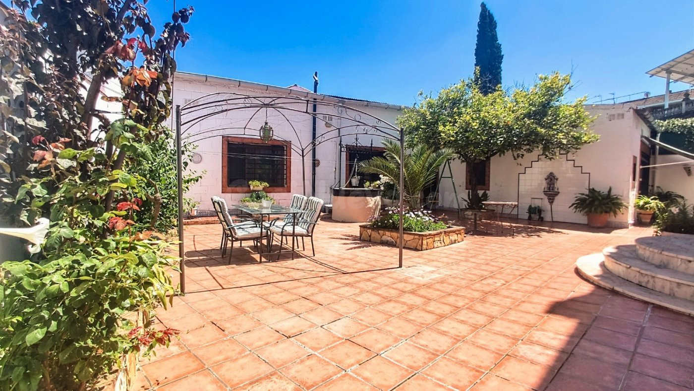 MAGNÍFICO CHALET UBICADO EN LA PRESTIGIOSA ZONA DE CALASANCI - foto 3