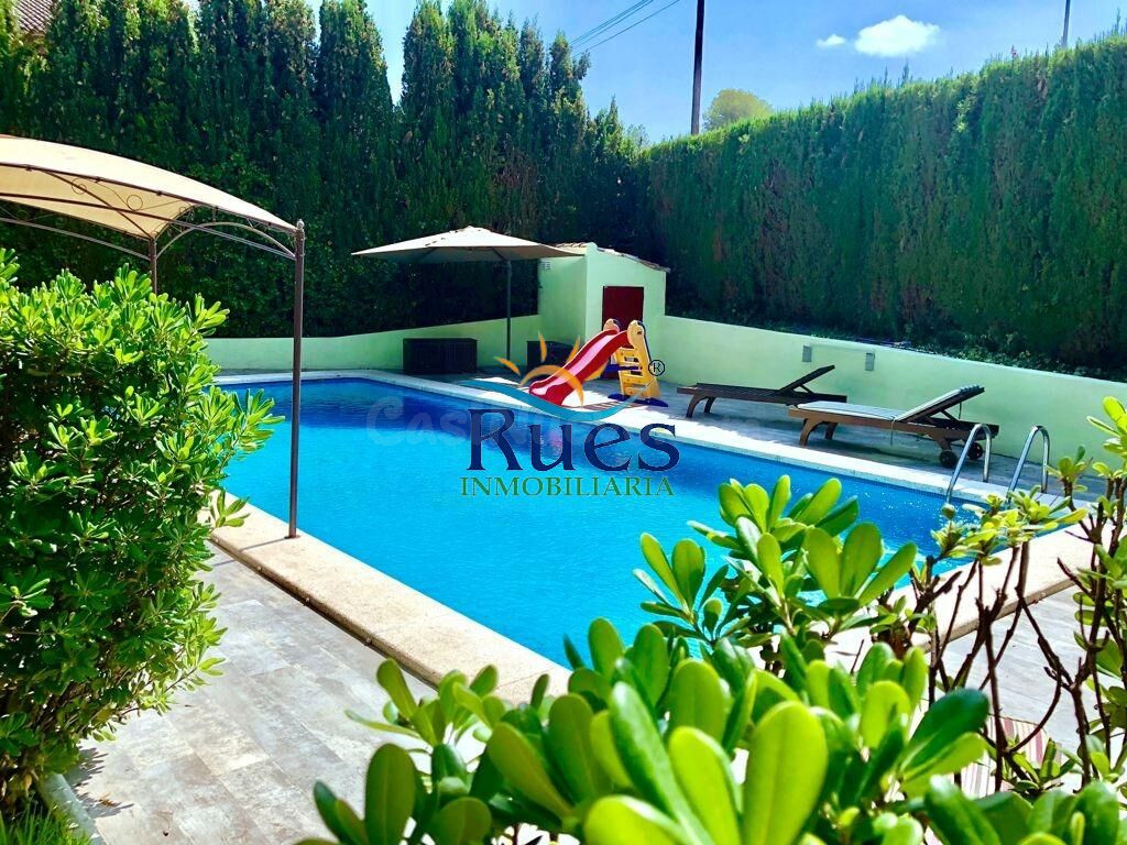 Chalet con jardín y piscina en la Urbanización El Pantano - foto 2