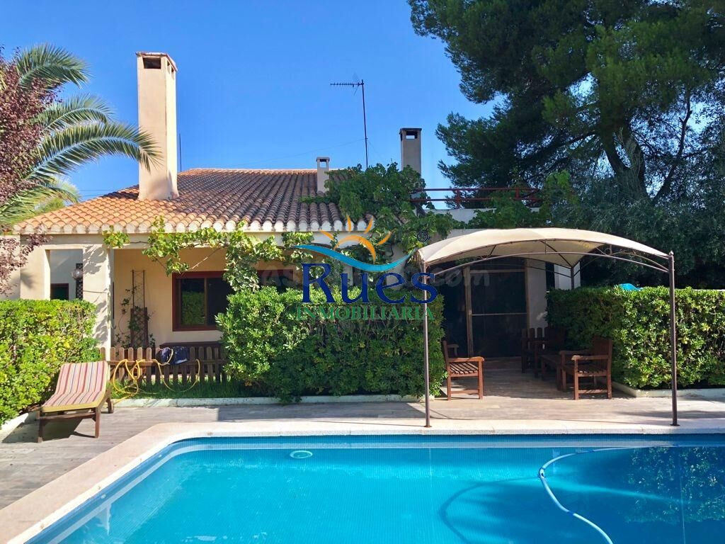 Chalet con jardín y piscina en la Urbanización El Pantano - foto 3