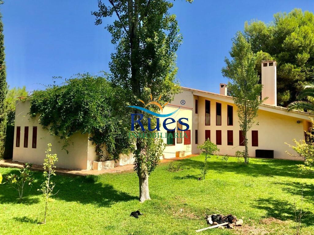 Chalet con jardín y piscina en la Urbanización El Pantano - foto 5