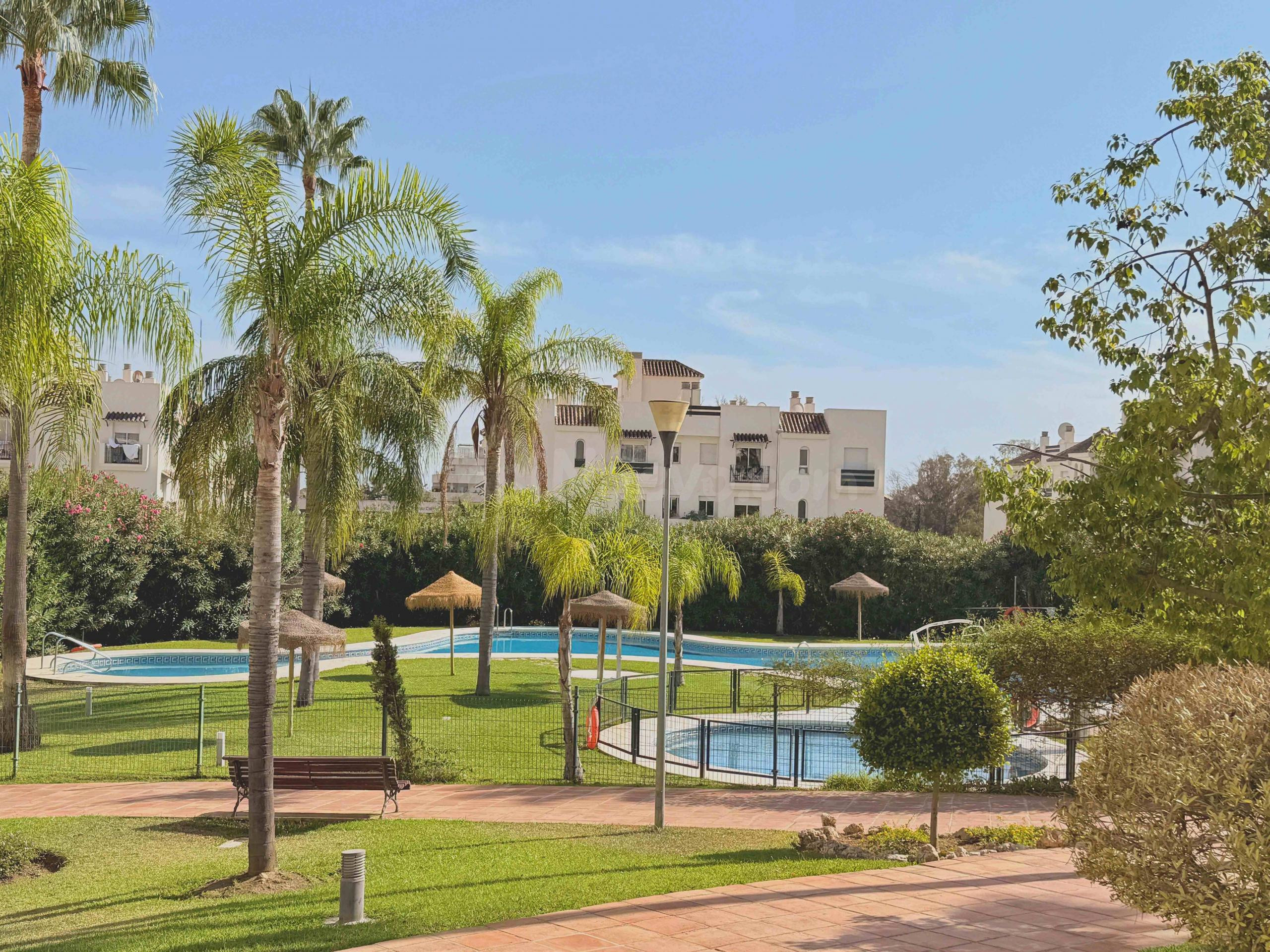 A UN PASEO DE PUERTO BANÚS, CON LICENCIA TURÍSTICA EN VIGOR