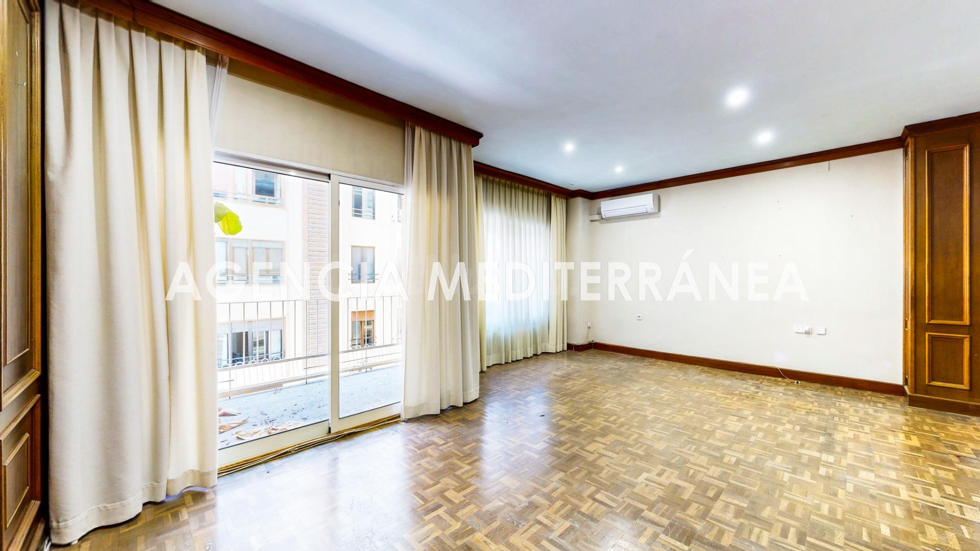 Piso en venta en Valencia, en pleno centro de la ciudad, con - foto 3
