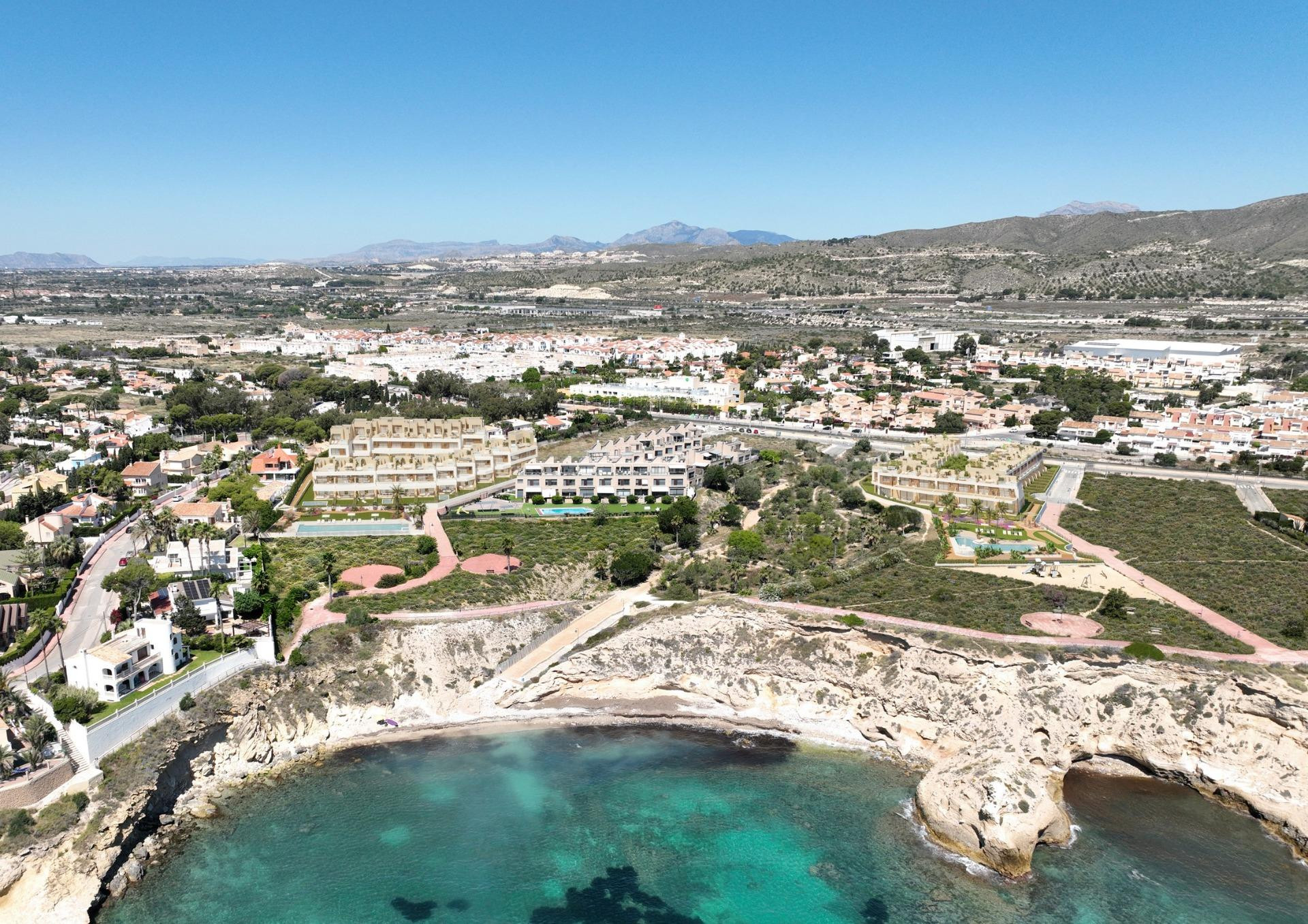 Exclusivas viviendas en primera línea de playa en El Campell - foto 2