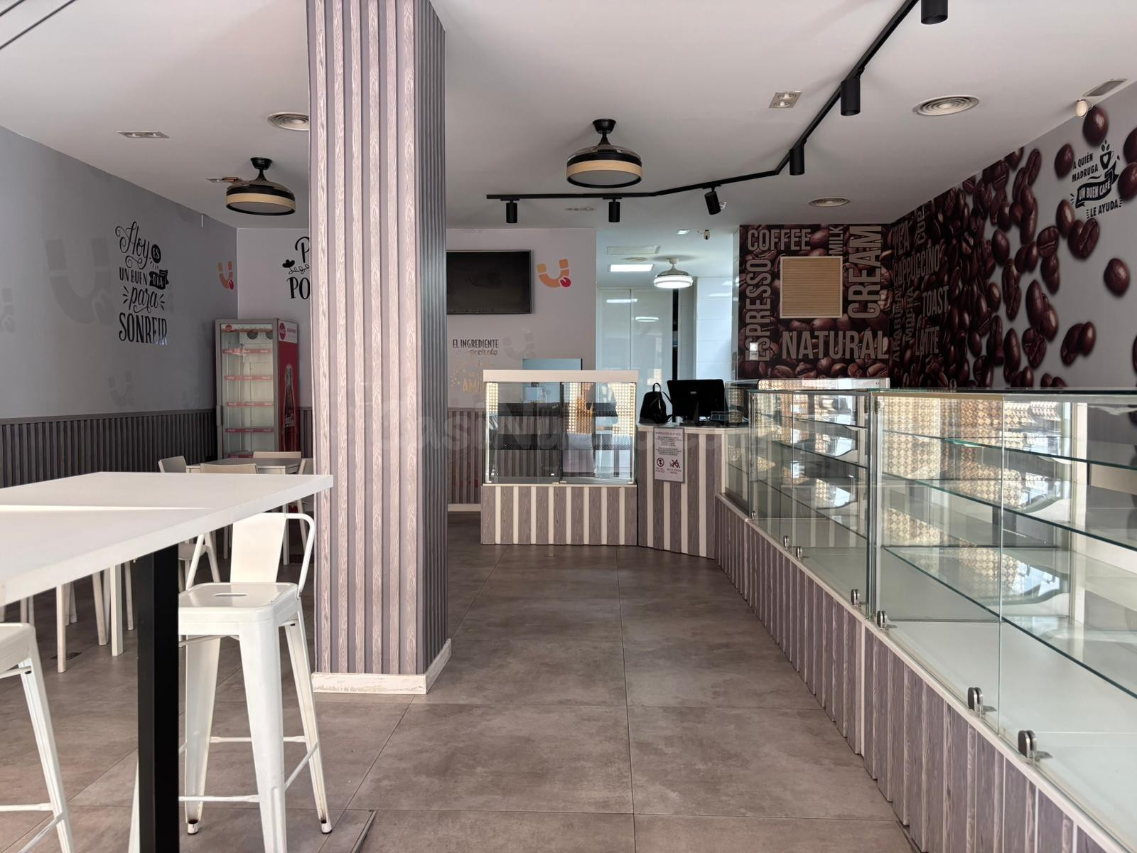 Cafetería-Pastelería lista para abrir mañana: negocio con traspaso completo