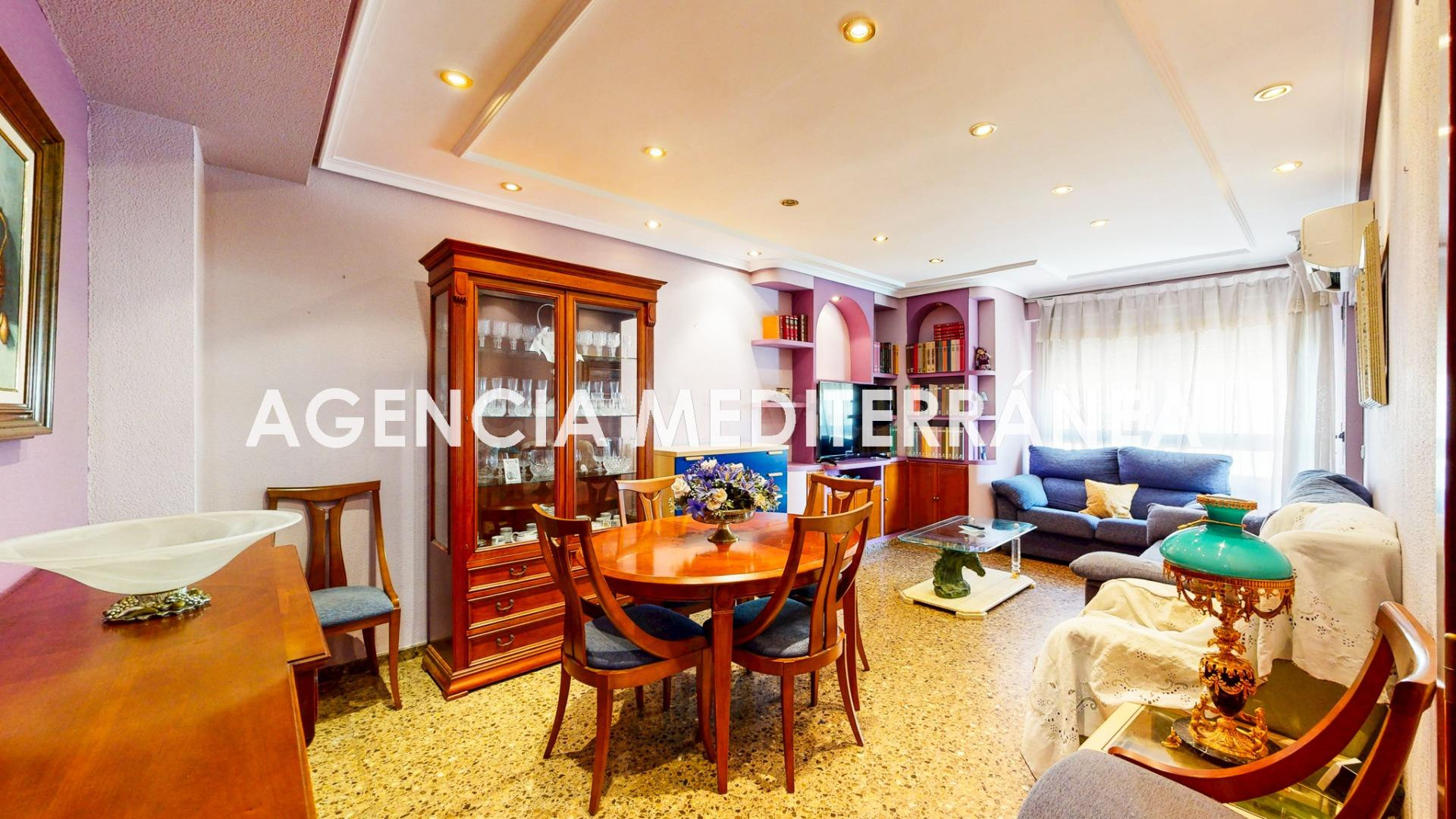 Piso en venta en Torrent, con tres habitaciones y dos baños.