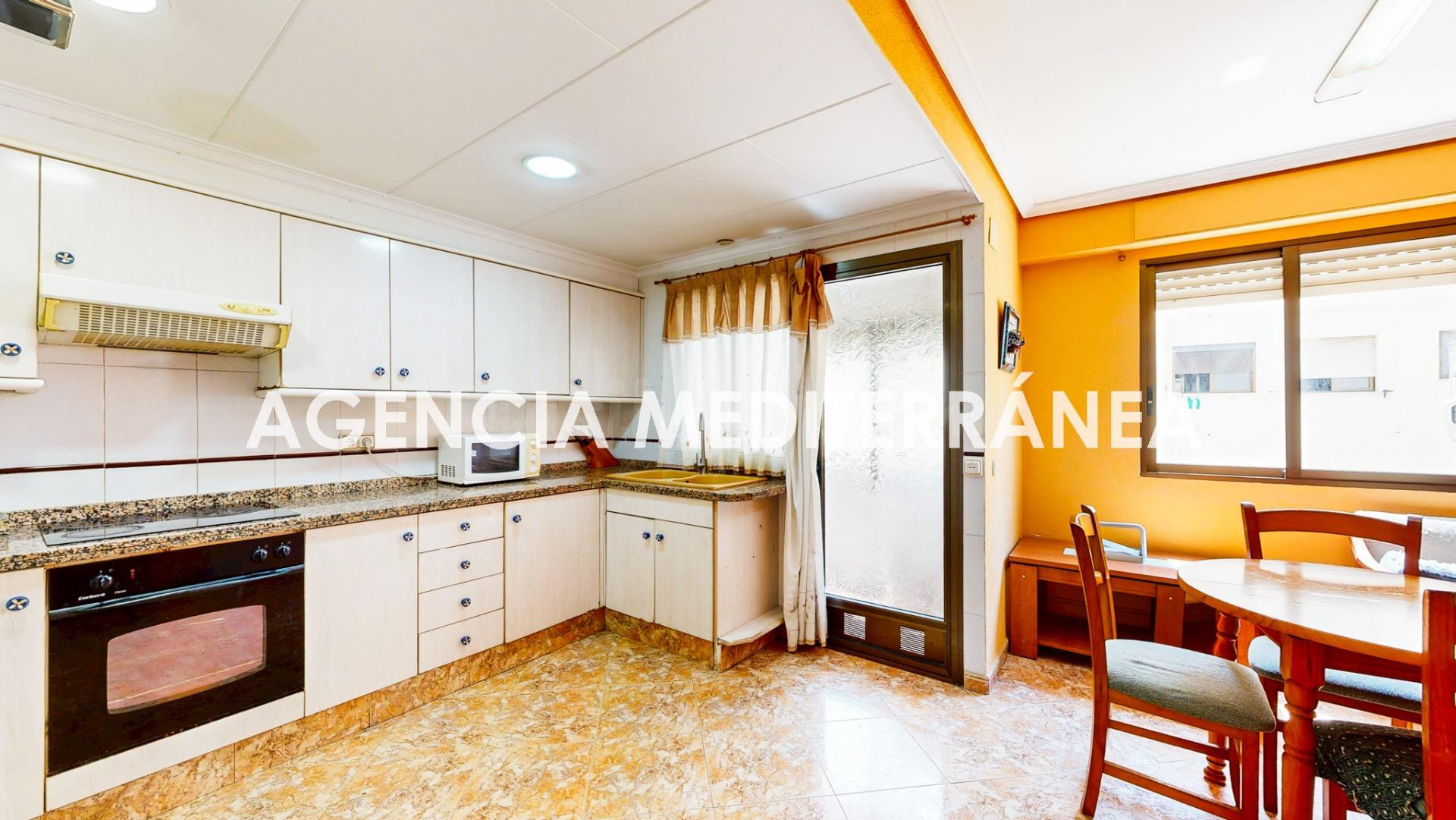 Piso en venta en Torrent, con tres habitaciones y dos baños. - foto 3