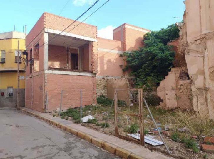 Solar urbano consolidado para construcción de edificio al lado del Ayuntamiento