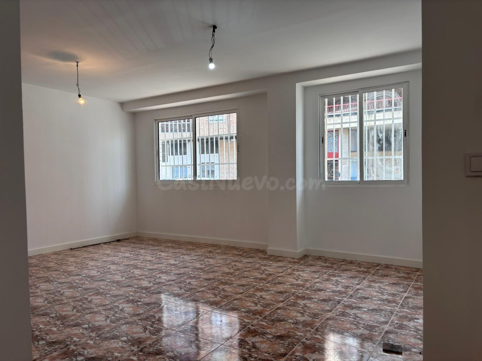 Piso de 2 dormitorios con patio en zona bien comunicada