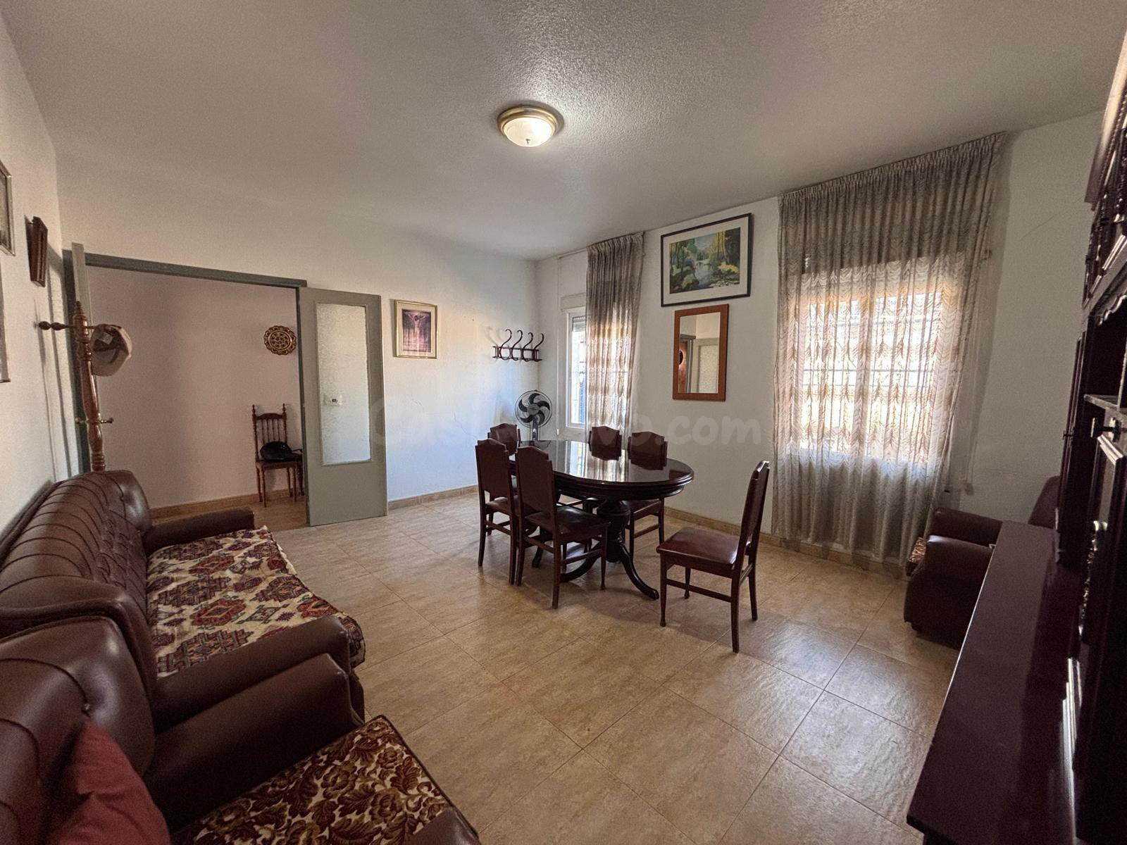 Vivienda con patio, chimenea y porche en zona tranquila