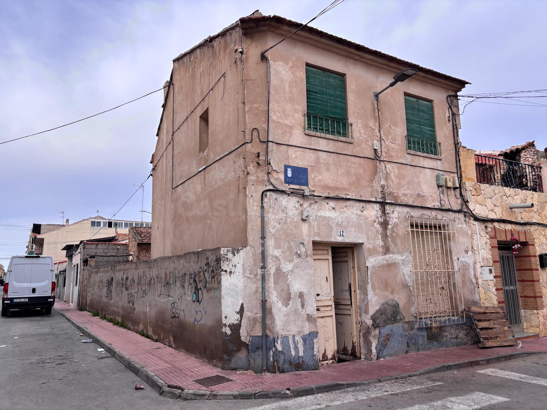 Parcela urbana en esquina en buena zona de Las Torres
