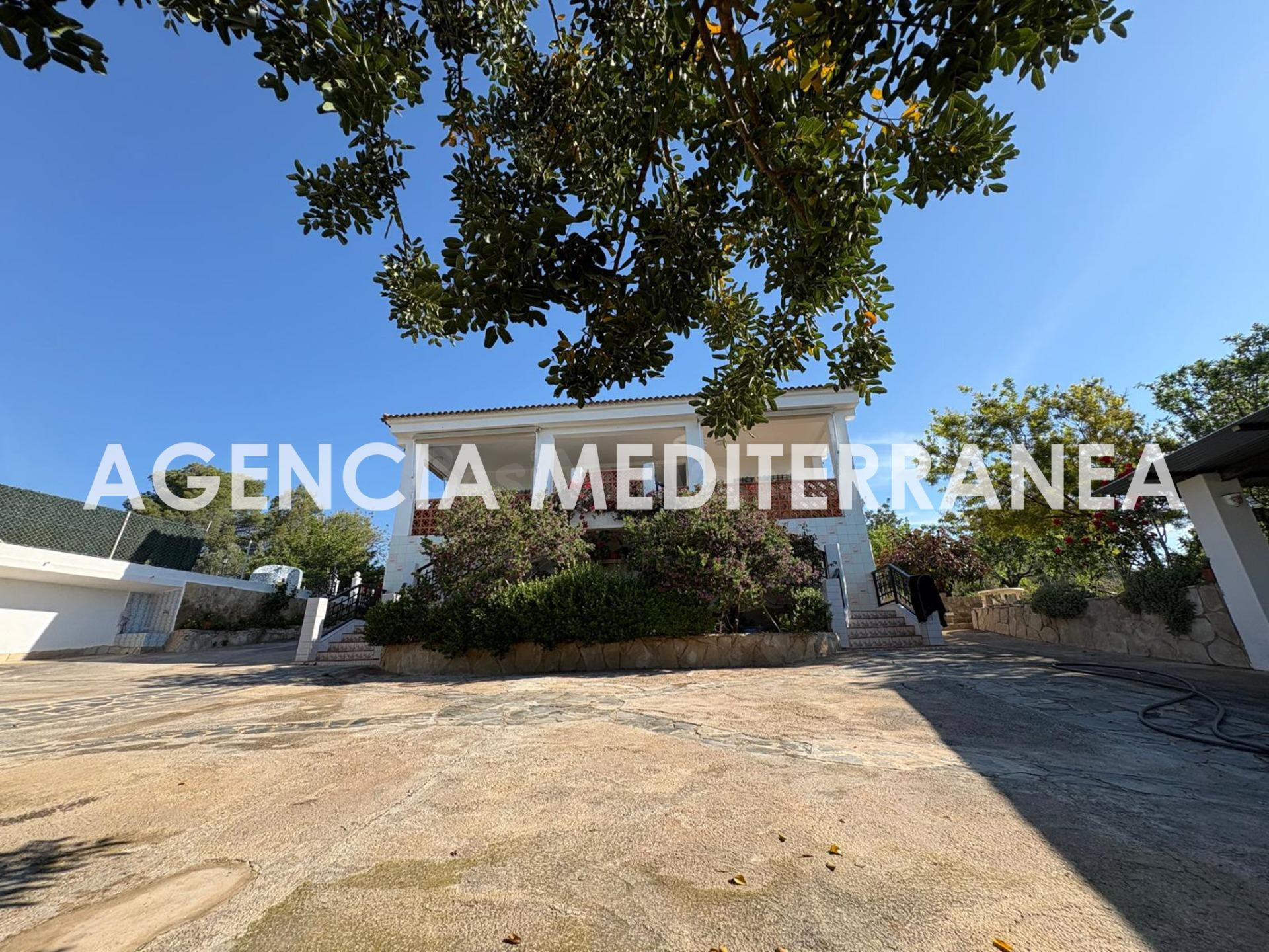 Gran chalet en venta en Lliria, con piscina privada