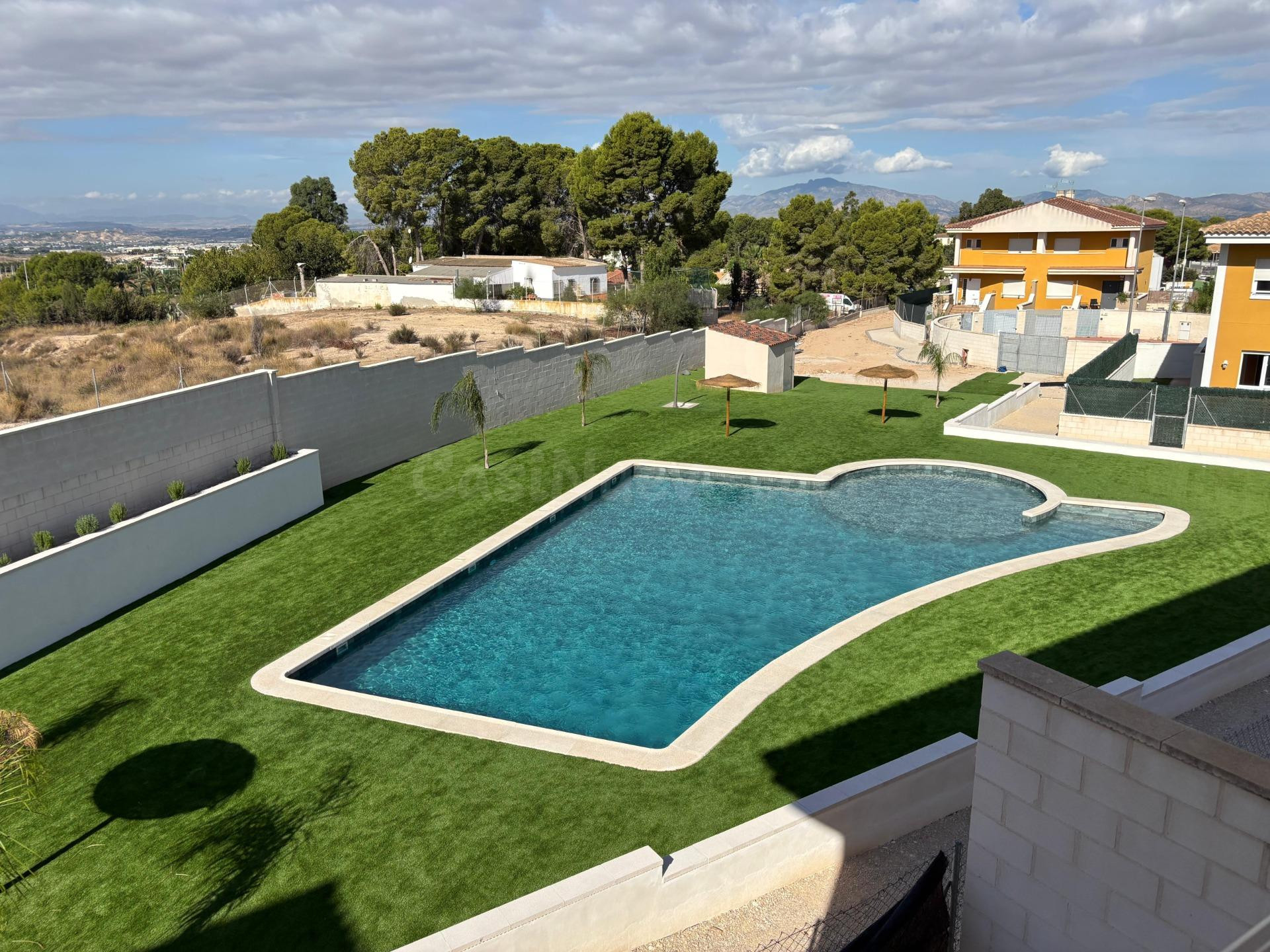 Alquiler de Dúplex pareado con piscina y pistas deportivas en Los Olivos
