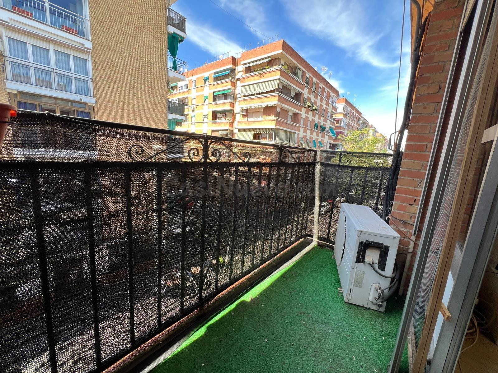 ¡Vivienda reformada con ascensor y terraza en La Viñuela!