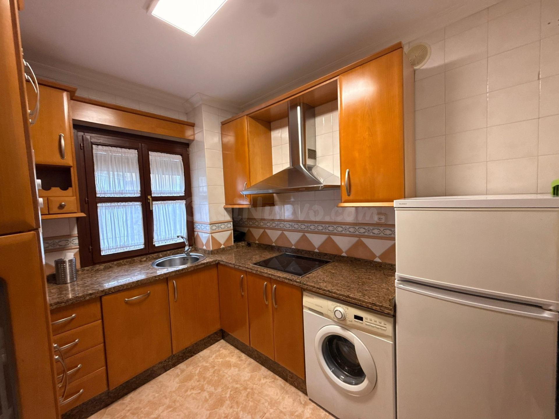 Vivienda con licencia turística, plaza de garaje y trastero incluida en Plaza de Santa Marina