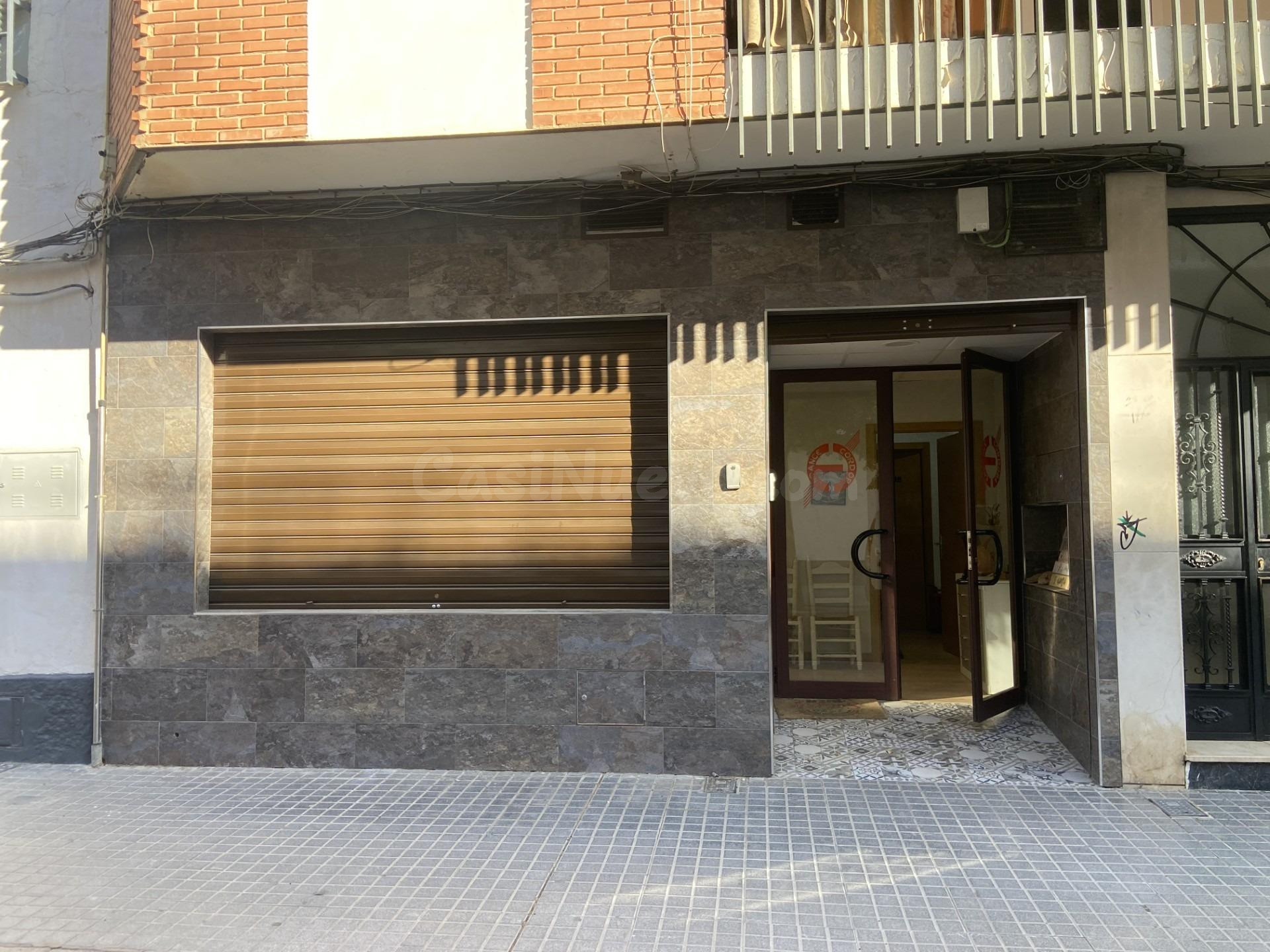 Local comercial junto a Carlos III. Reformado e insonorizado.