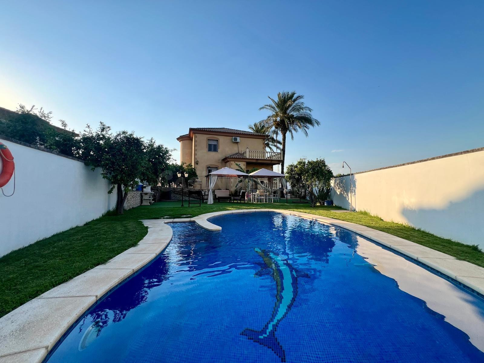 E.  ¡Gran oportunidad! Vivienda con terreno, piscina y negocio taller mecánico