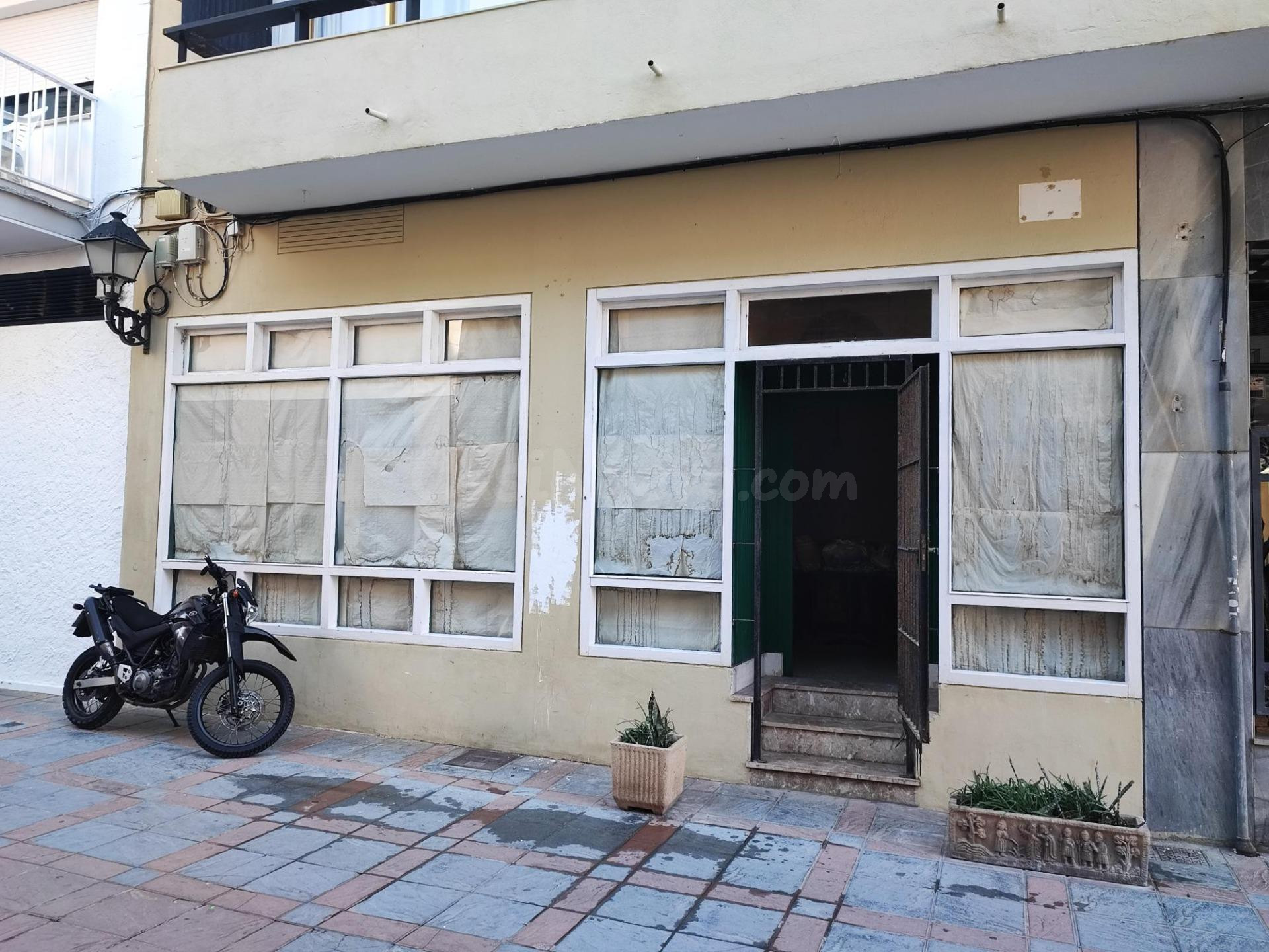ALQUILER LOCAL COMERCIAL C. CASTILLO FUENGIROLA, A UN PASO D
