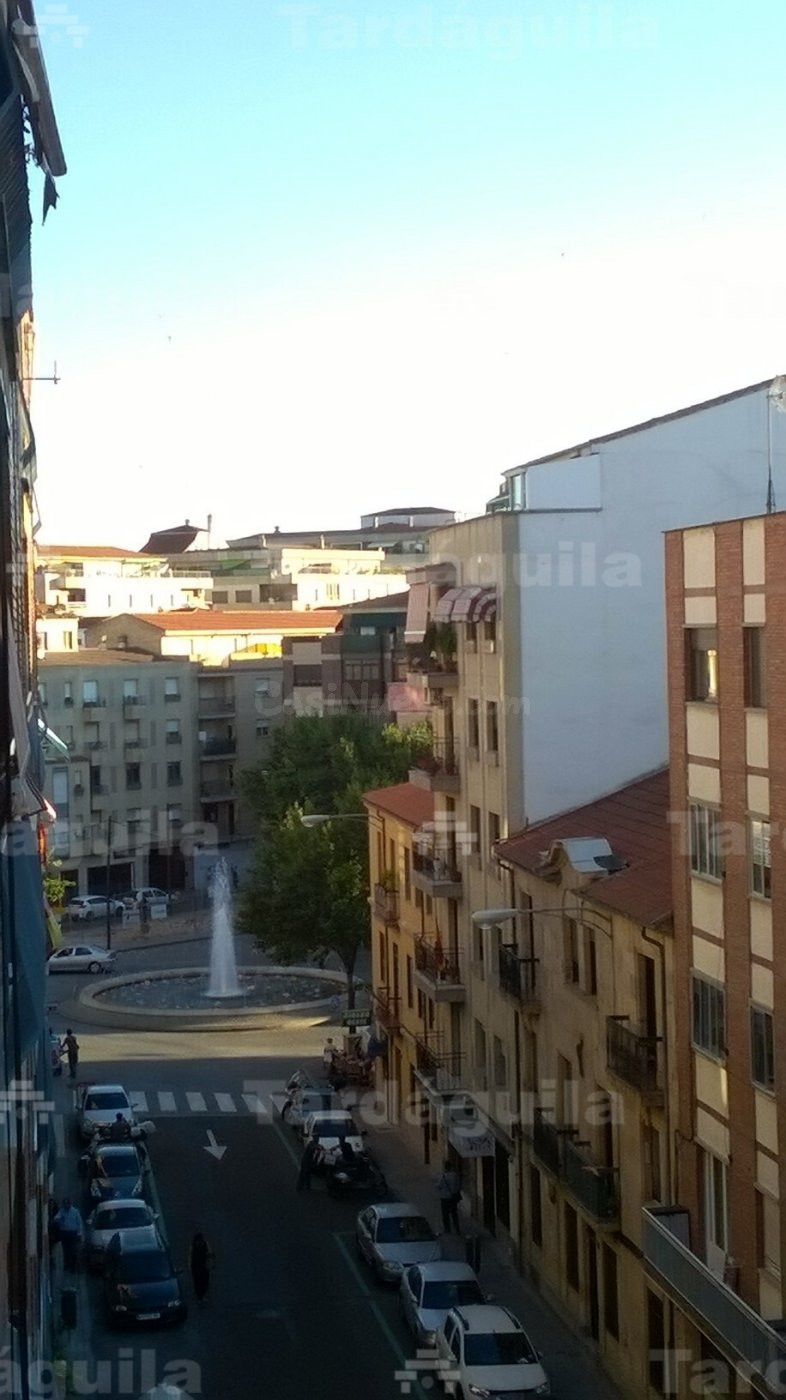 VIVIENDA AMPLIA DE CUATRO DORMITORIOS EN LA PLAZA OESTE