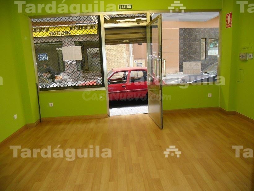 LOCAL CON ESCAPARATES JUNTO AL CENTRO COMERCIAL VIALIA Y DE LA ESTACIÓN DE TRENES
