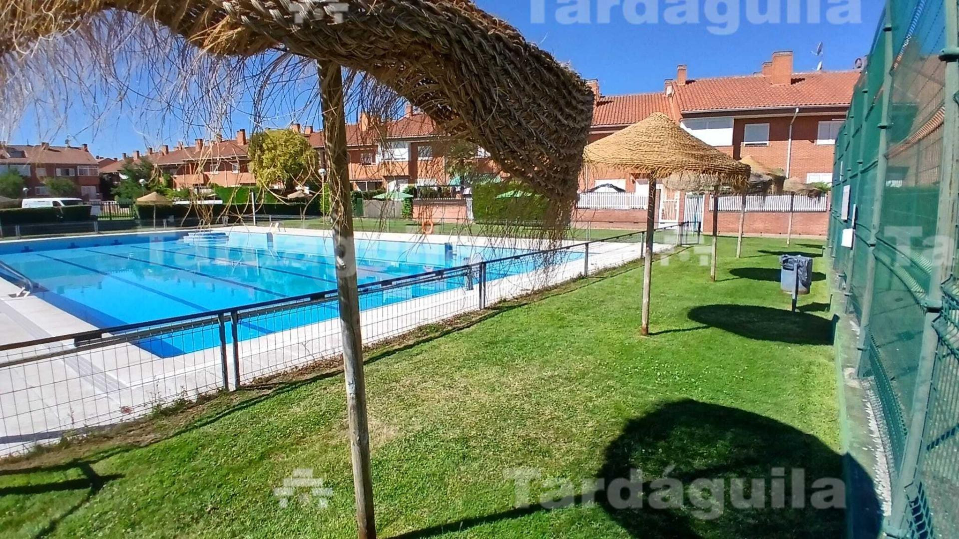 CHALET ADOSADO EN VILLARES DE  LA REINA