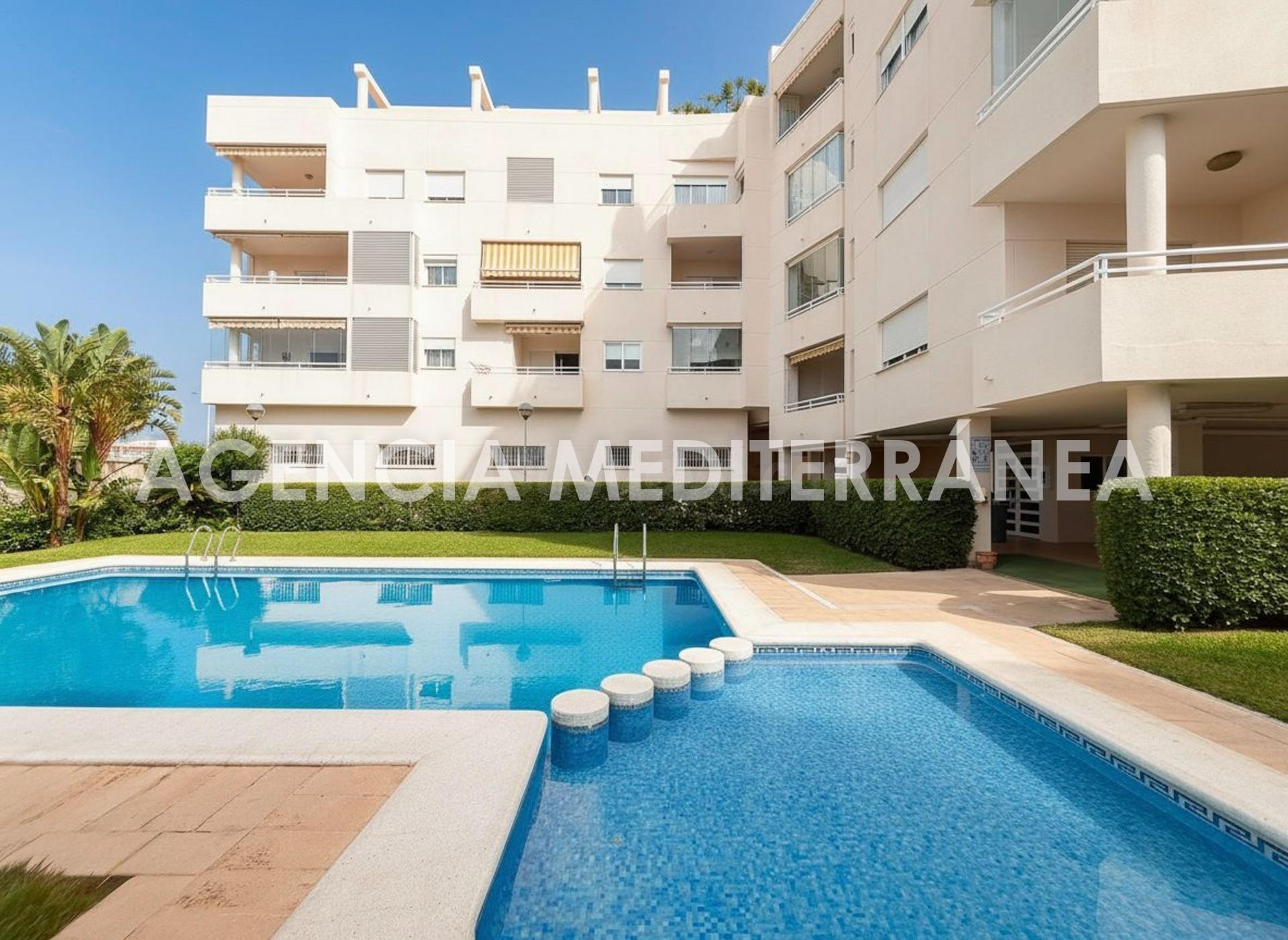 Exclusivo apartamento en primera línea de la playa de Denia con vistas al mar y ubicación inmejorable