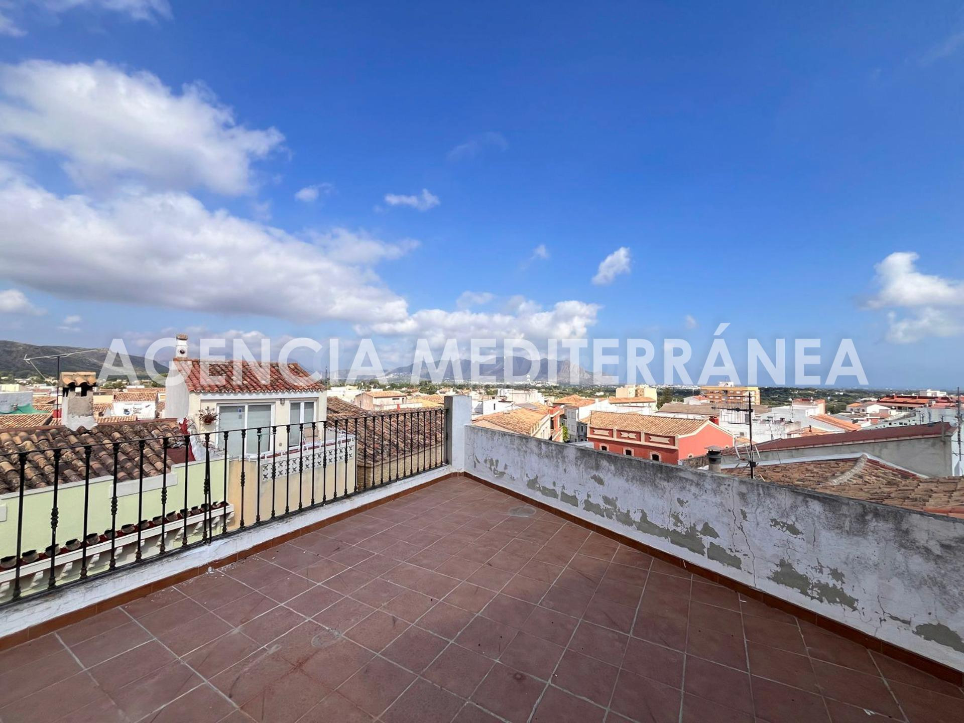 Amplio piso de 3 dormitorios con gran terraza y trastero en  - foto 2