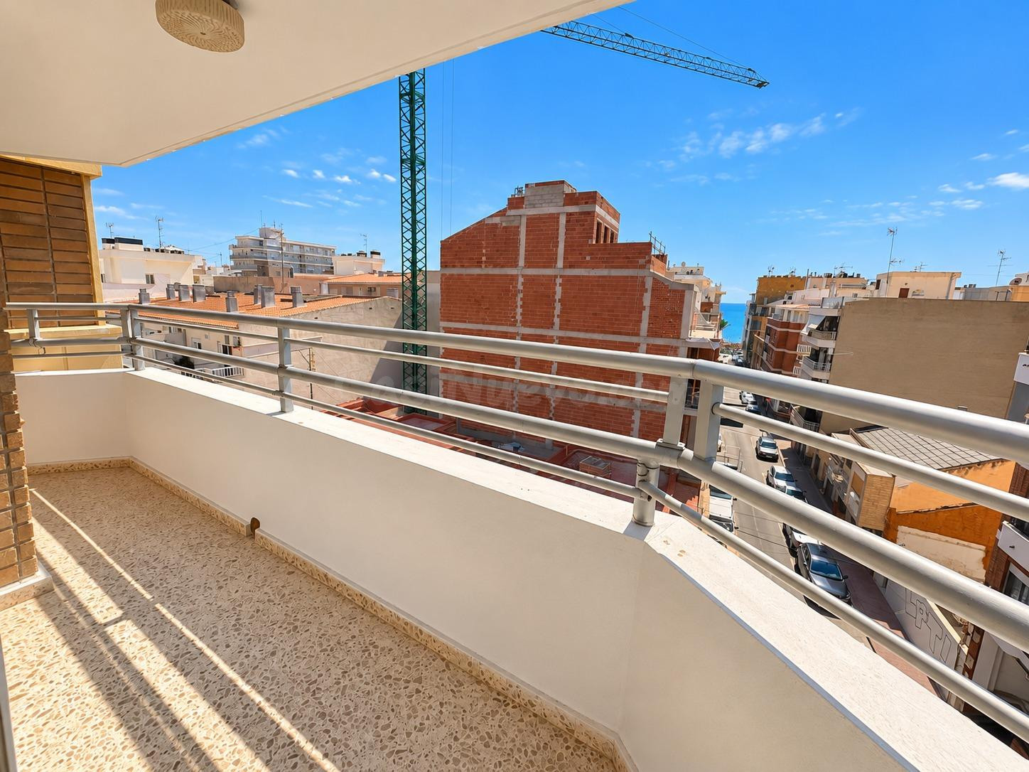 ¡Luz, sol y playa a 3 minutos a pie! Piso en última planta c - foto 2
