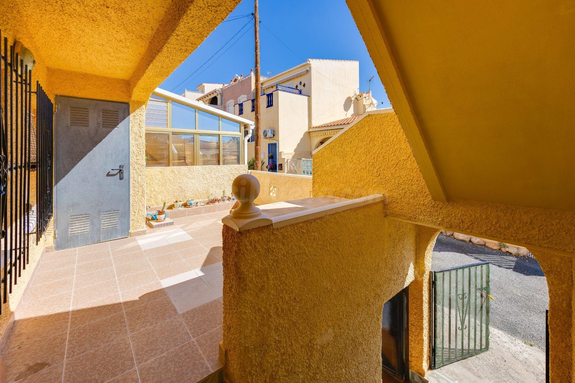 Adosado en Urb. La Marina, San Fulgencio — 2 dorm., orientac - foto 2