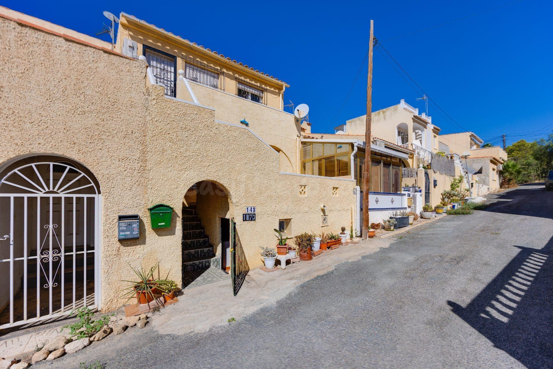 Adosado en Urb. La Marina, San Fulgencio — 2 dorm., orientac - foto 3