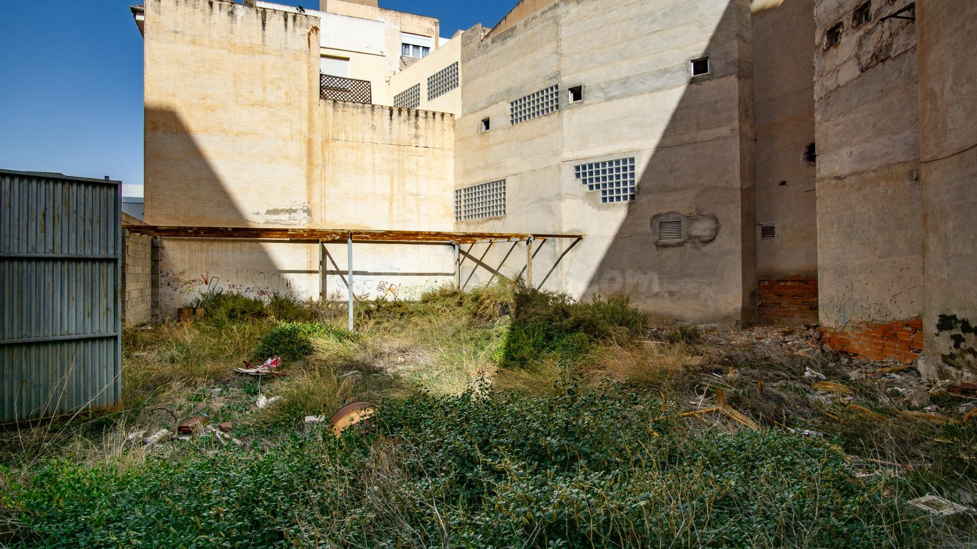 Suelo urbano sin edificar ideal para hacer viviendas - foto 4