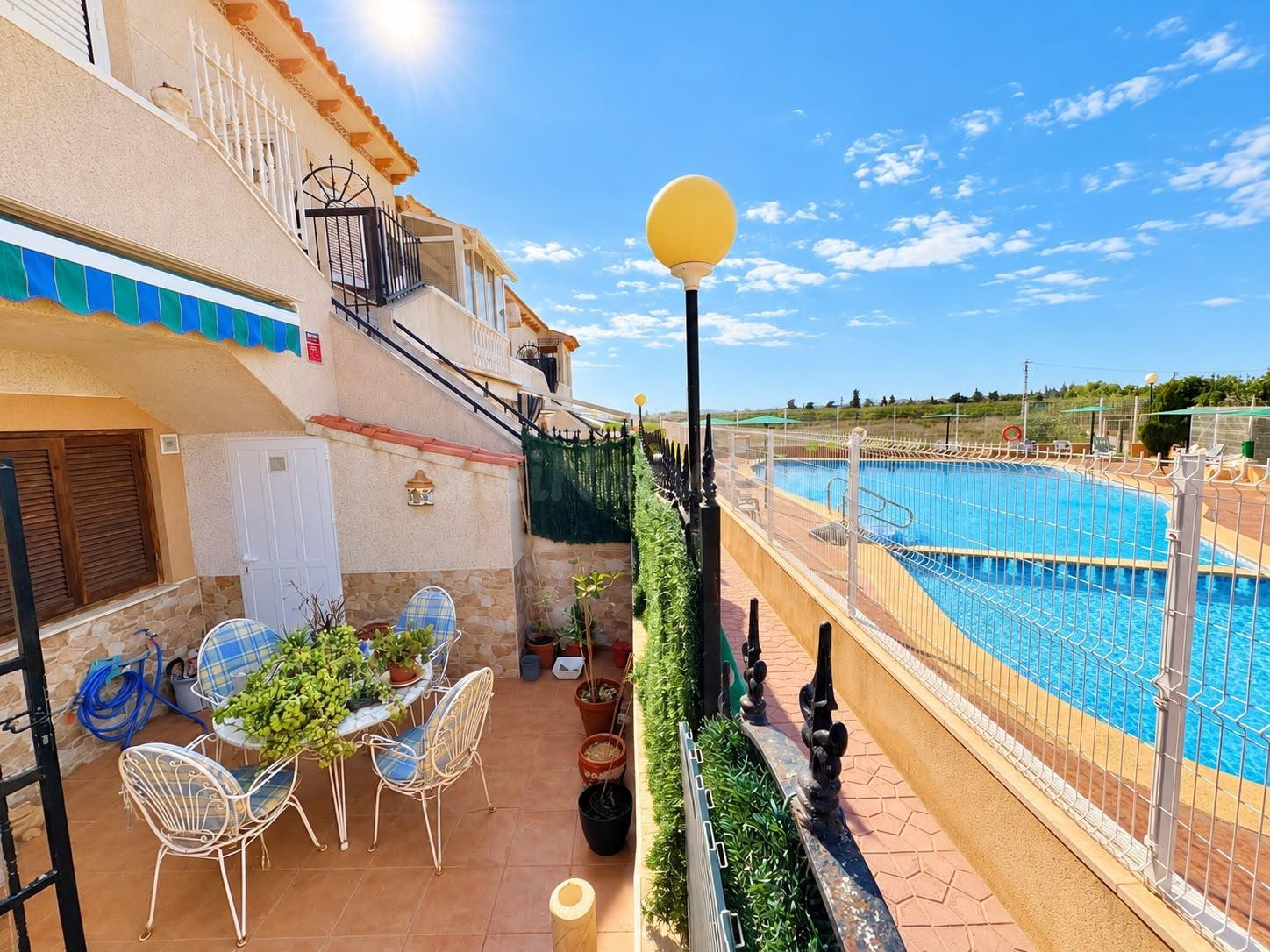 Vivienda en planta baja con dos terrazas frente a la piscina