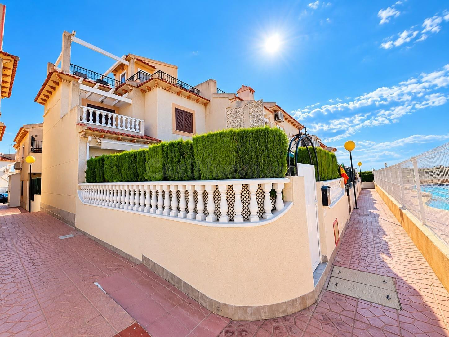 Vivienda en planta baja con dos terrazas frente a la piscina - foto 2