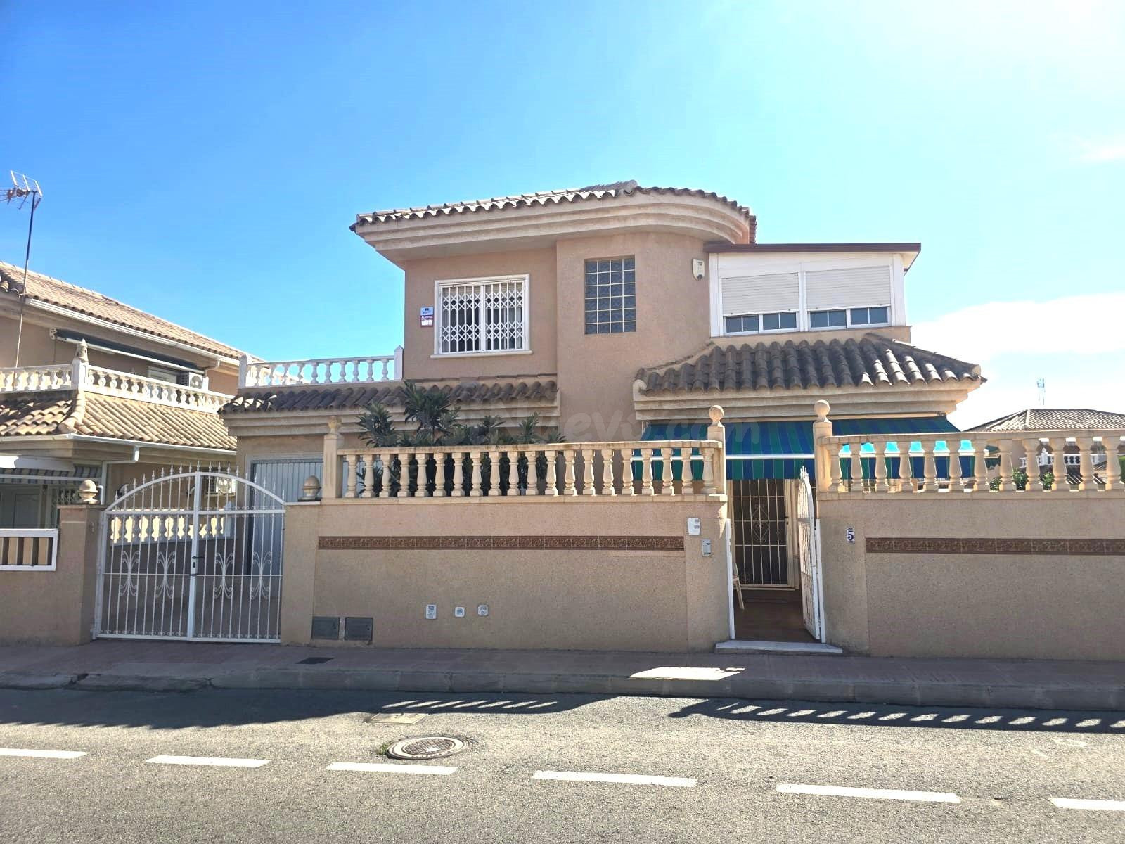 Chalet espacioso, 3 dormitorios, 2 baños, garaje, jardín muy
